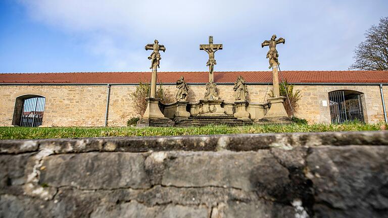 Erneute Diskussionen um die Friedhofsgebühren im Stadtrat von Bad Neustadt. Diesmal soll alles gleich bleiben.