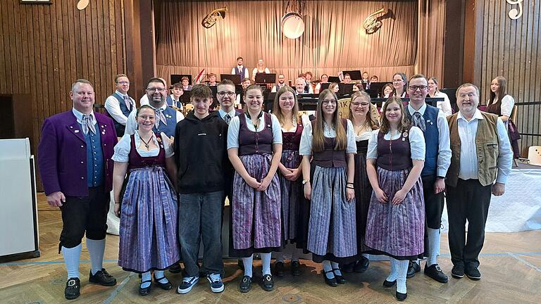 Zahlreiche Auszeichnungen für langjähriges Musizieren konnten verliehen werden. Im Bild von links: Christoph Bach (1. Vorsitzender), Helena Schustek (Vorsitzende der Bläserjugend im Kreis Rhön-Grabfeld), Manfred Reußenzehn, Tim Kraus, Stefan Kamm, Franziska Breun, Luisa Breun, Lea Bach, Jule Hartung, Mia Bach, Jona Bach und Hubertus Reschny (stellv. Kreisvorsitzender des NBMB in Rhön-Grabfeld).