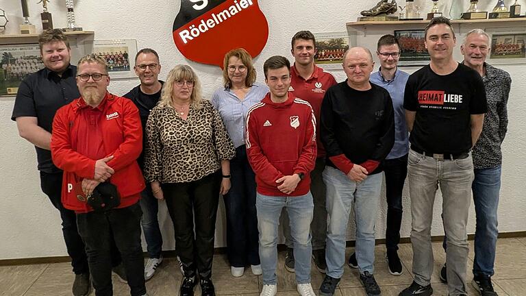 Auf dem Foto Abteilungsleiter Christian Bauer, 2. Vorsitzender Jörg Pretscher, Schriftführer Udo Eckert, Einkauf Andrea Scheuring, 2. Kassier Alexandra Seidler,  Beisitzer Daniel Beker, 1. Kassier Nils Rohmfeld, Beisitzer Volkmar Scheuring, Beisitzer Stefan Freund, Jugendleiter Marco Schmitt, 1. Vorsitzender Joachim Rohmfeld, es fehlt Christina Schmidt.