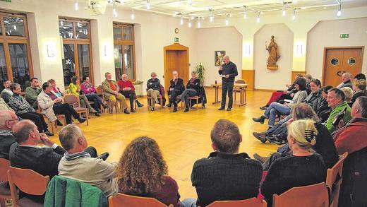 Kunstkreis: Rund 45 Besucher diskutieren am Dienstag im Lohrer Pfarrheim über die Kunst sowie den Verlauf und das umstrittene Ergebnis des ersten Lohrer Kunstpreises. Das Bild zeigt die Runde mit Moderator Roland Pleier (stehend).