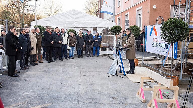 Richtfest am SWG-Rohbau in der Ludwigstraße 11. Zehn neue Wohnungen entstehen hier im Gründerzeitviertel anstelle des Altbaus, der abgerissen wurde.