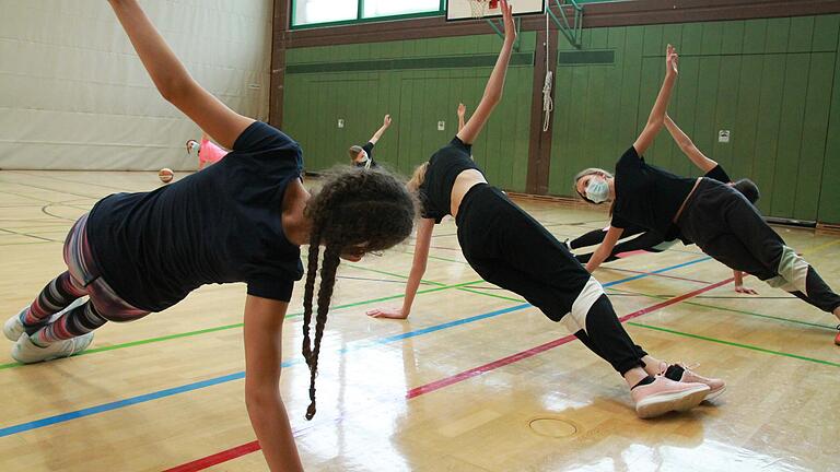 Sportunterricht in Coronazeiten: nur mit Maske. Hier Siebtklässlerinnen des Johann-Schöner-Gymnasiums Karlstadt.