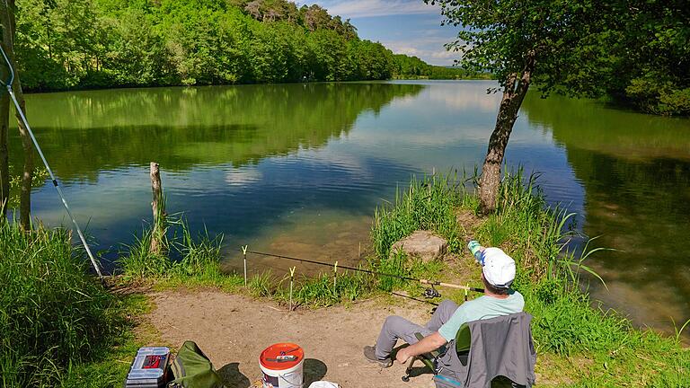 Idylle pur: Nur noch bis September können Angler am Ellertshäuser See ihrem Hobby frönen. Dann wird das Wasser wegen Sanierungsarbeiten an den technischen Anlagen abgelassen.