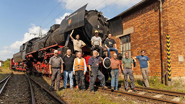 Die Unermüdlichen vom Eisenbahnmuseum Würzburg mit ihrem Großprojekt: Die alte Lokomotiven der Baureihe 52 der Deutschen Reichsbahn braucht letzte Reparaturen. Auf dem Foto das Team mit oben Simon Schellhorn, Christian Krodel und Stefan Gärditz, unten Albrecht Hufsky, Jürgen Steinmann, Helmuth Hombach, Joachim Steidle, Walter Vonhof, Joachim Neumann und Sascha Fischer