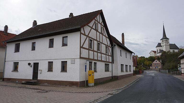 Die ehemalige Dorfgaststätte „Weißes Ross“ in Schönau soll eventuell abgerissen werden. Hier soll ein Dorfplatz entstehen. Im kommenden Jahr ist vorgesehen, die Planungen hierfür zu erstellen.