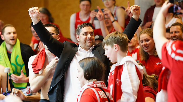 Baskets-Trainer Sasa Filipovski und Kapitän Felix Hoffmann (ganz links) feiern inmitten ihrer Fans den leidenschaftlich erzwungenen 86:85-Sieg in Crailsheim.