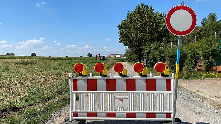 Die Keltenstraße, die Zufahrt zum Baugebiet 'Am Nützelbach II' in Gerolzhofen, ist seit Montag gesperrt. Grund dafür ist der Ausbau der Straße und die davor anstehende Suche nach möglichen Kampfmitteln im Boden.