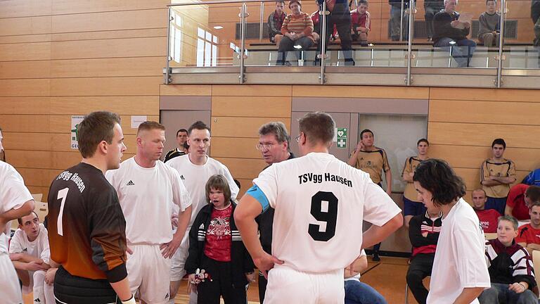 TSVgg Hausen war der erste Bayerische Futsal-Meister       -  Trainer Jürgen Sykora im Gespräch mit den Spielern der TSVgg Hausen während einer im Futsal möglichen Auszeit.