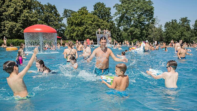 Genau wie im vergangenen Jahr (Foto) Jahr soll es auch in dieser Saison bald wieder Badespaß im Würzburger Dallenbergbad geben.