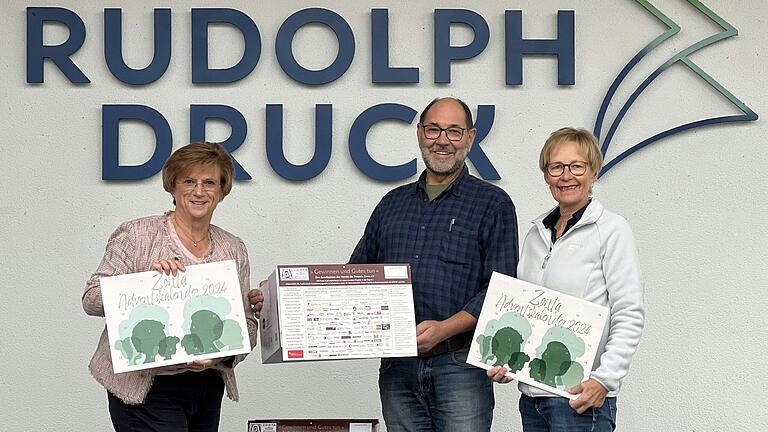 Druckfrisch übergibt Günter Rudolph die Kalender an Klara Weigand (links), Präsidentin des Zonta Clubs Bad Kissingen-Schweinfurt und die Projektleiterin Christiane Walter.