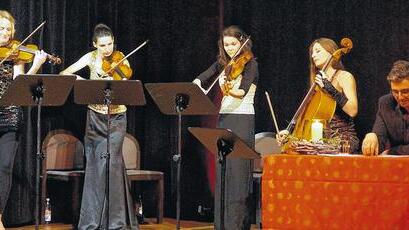 Es war eine märchenhafte Weihnacht, die Hans Sigl und das Streichquartett &bdquo;La finesse&ldquo; in die Stadthalle zauberten.