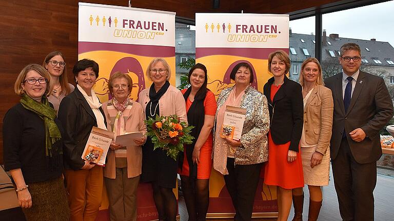 44 Frauen aus dem Kreisverband Schweinfurt-Land wurde für über 40 Jahre Mitgliedschaft bei der Frauen-Union Unterfranken geehrt, nicht alle konnten anwesend sein. Zu den Jubilarinnen gehörten unter anderem Elfriede Ach, Lieselotte Feller sowie Edelgard Geyer. Neben der FU-Bezirksvorsitzenden Anja Weisgerber (Dritte von rechts) und der stellvertretenden FU-Kreisvorsitzenden von Schweinfurt-Land, Annemarie Lutz (Vierte von rechts) gratulierten auch ein Teil der FU-Kreisvorstandsmitglieder sowie die beiden stellvertretenden CSU-Kreisvorsitzenden Barbara Göpfert (Zweite von links) und Thomas Stadler (rechts).