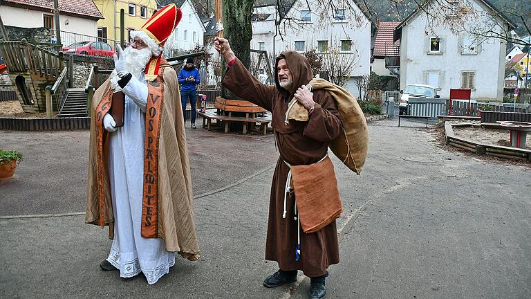 Sofern das Leitungspersonal der Kindergärten damit einverstanden war, standen der Nikolaus und sein Knecht Ruprecht vor den Kindergärten. Aus sicherer Entfernung zu den Kindern winkte Knecht Ruprecht den Kindern mit seiner Rute zu.