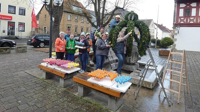 Hier warten noch die mehr als 800 handbemalten und nach Farben sortierten Eier darauf, an die Grettstadter Osterkrone gesteckt zu werden.