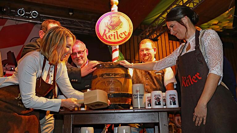 Festbieranstich mit Kultusministerin Anna Stolz.