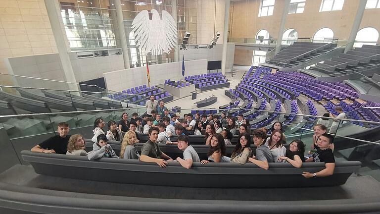 Schülerinnen und Schüler der 10a und der Q11 des FLSH Schloss Gaibach im Deutschen Bundestag.