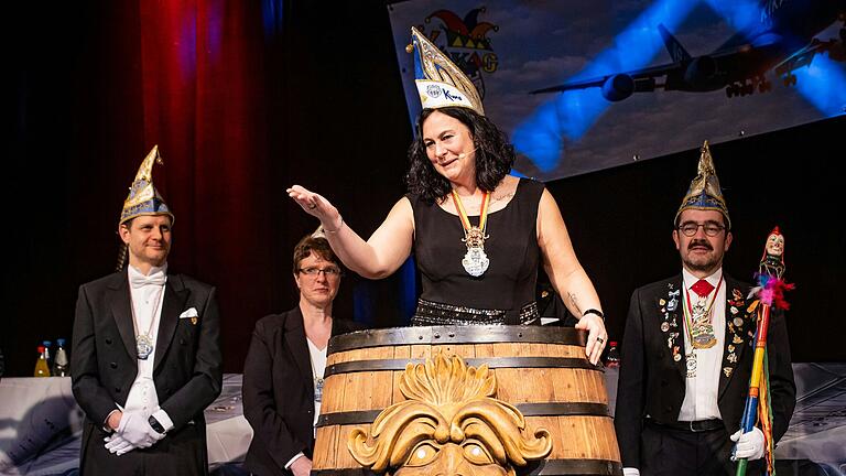 Das 39. Kitzinger Schlappmaul bei seiner Antrittsrede: Ines Procter, in Fasching besser bekannt als 'Putzfraa'. Das 39. Kitzinger Schlappmaul bei seiner Antrittsrede: Ines Procter, in Fasching besser bekannt als 'Putzfraa'.
