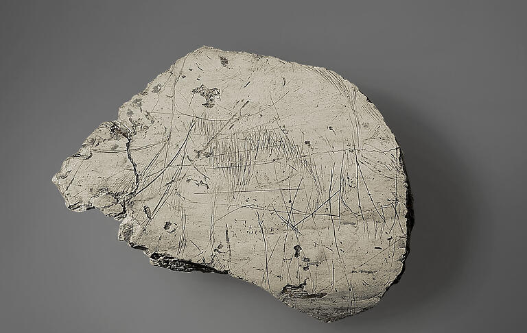 Prähistorische Mammutgravierung in Elfenbein aus den Klausenhöhlen bei Kelheim. Prähistorische Mammutgravierung in Elfenbein aus den Klausenhöhlen bei Kelheim.