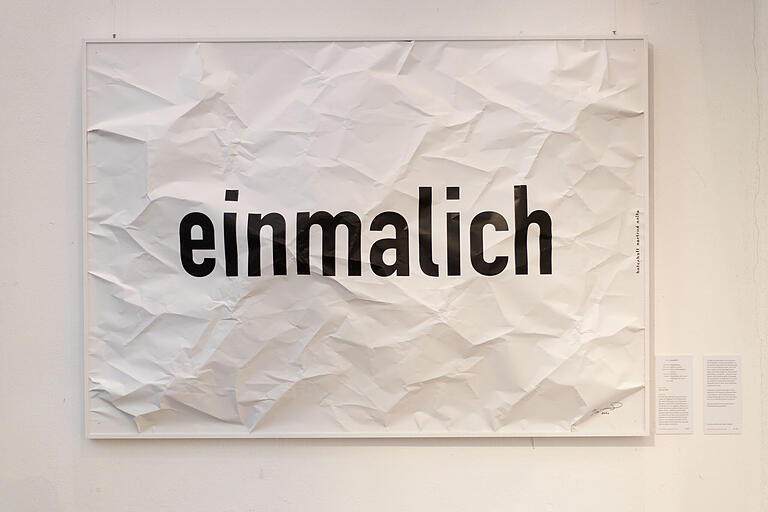 einmalich©: Plakatskulptur (Edition, 30 Stück, Siebdruck). Die Idee dazu kam Gertrud Nolte 1994, im Krankenhaus nach einem Unfall, mit rechtem Ellenbogen genagelt und gedrahtet. Der Entwurf also: mit links gemacht.