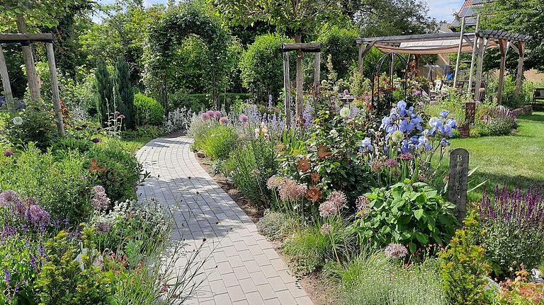 Tiefe und Höhe der einzelnen Gestaltungselemente geben dem Garten Struktur. Die Handschrift des Gärtners ist, anders als bei naturbelassenen Gärten, erwünscht.