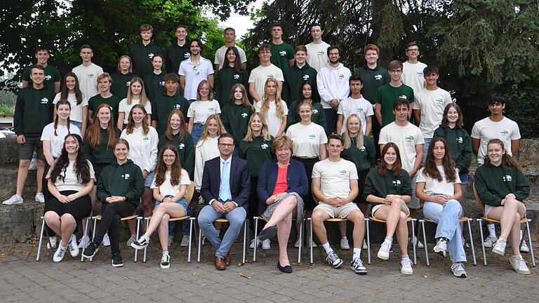 Das Bild zeigt die erfolgreichen Abiturientinnen und Abiturienten mit Christiane Ballas-Mahler und Sebastian Link. Das Bild zeigt die erfolgreichen Abiturientinnen und Abiturienten mit Christiane Ballas-Mahler und Sebastian Link.