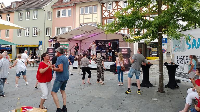 Die Tanzfläche füllte sich im Lauf des Abends bei der Mittsommernacht in Mellrichstadt.