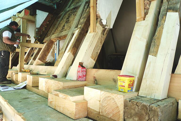 In großem Umfang mussten an vielen Stellen des Schlossdaches die Balken ausgetauscht werden. Schwierig dabei war, das Gewicht des Daches abzufangen, während die Balken ersetzt wurden.