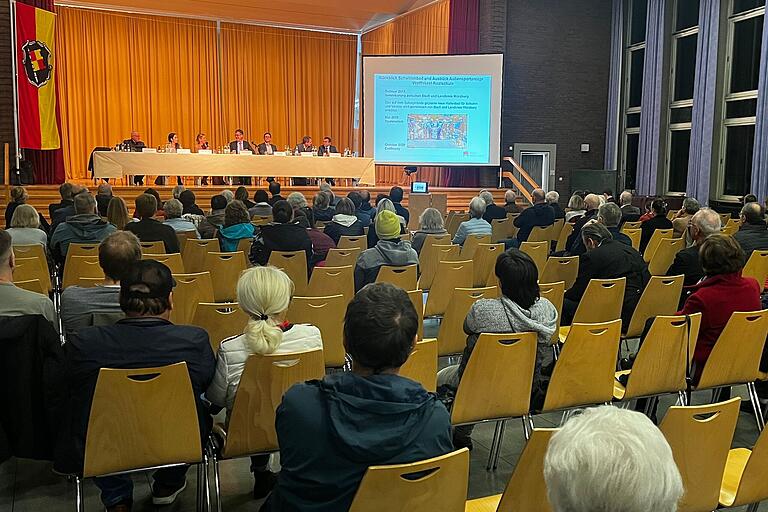 Etwa 80 Menschen aus dem Stadtteil waren zur Bürgerversammlung in der Lindleinsmühle gekommen.