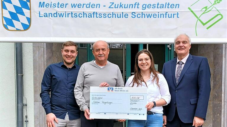 Spendenübergabe vor dem Amt für Ernährung, Landwirtschaft und Forsten. V. l.: Semestersprecher Yannik Fella, Karl-Heinz Elflein, 2. Semestersprecherin Lena Ziegler und Schulleiter Joachim Dömling.