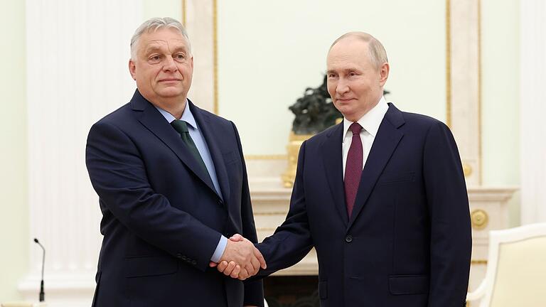 Orban überraschend zu Besuch bei Putin       -  Händeschütteln in Moskau: Solche Bilder sollte es aus Sicht vieler EU-Staaten derzeit nicht geben.