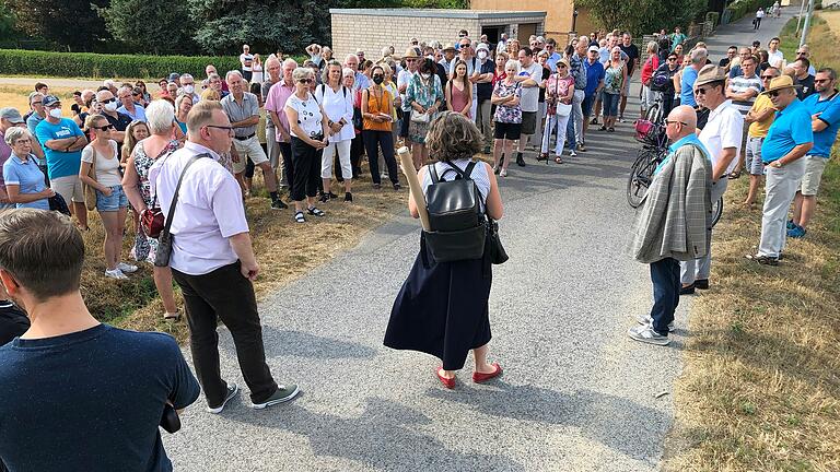 Großes Interesse an der CSU-Begehung durch den Würzburger Stadtteil Rottenbauer im Sommer 2022. Vor allem das geplante Neubaugebiet im Süden interessierte viele. Großes Interesse an der CSU-Begehung durch den Würzburger Stadtteil Rottenbauer im Sommer 2022. Vor allem das geplante Neubaugebiet im Süden interessierte viele.