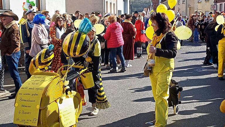 Biene Maja       -  Als summende Bienen verkleidet sorgt die Gruppe von Sandra Graser für einen farbenfrohen Auftritt beim Faschingsumzug in Westheim.