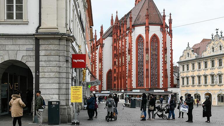 Kunden warten in der Würzburger Innenstadt auf Einlass in die Geschäfte mit 'Klick &amp; Meet'. Vor dem TK Maxx am Oberen Markt hat sich eine längere Schlange gebildet.