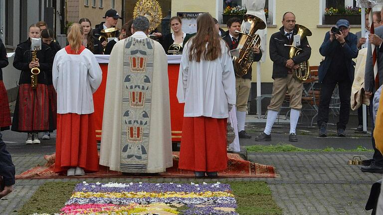 Am Marktplatz in Bad Königshofen hatte der Pfarrgemeinderat einen Blumenteppich gelegt. Am Marktplatz in Bad Königshofen hatte der Pfarrgemeinderat einen Blumenteppich gelegt.