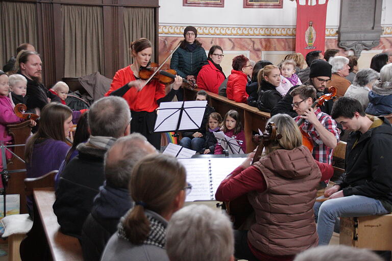 Für zwei Stücke setzte sich das Celli-Quartett an erfahrenen Musikern zwischen die Zuschauer und bot so ein ungewöhnliches Klangerlebnis. Für zwei Stücke setzte sich das Celli-Quartett an erfahrenen Musikern zwischen die Zuschauer und bot so ein ungewöhnliches Klangerlebnis.
