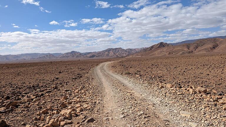 Das „Atlas Mountain Race“ führte über Schotterpisten ebenso wie über Straßen, die an entlegenen Orten vorbeiführten. Das „Atlas Mountain Race“ führte über Schotterpisten ebenso wie über Straßen, die an entlegenen Orten vorbeiführten.