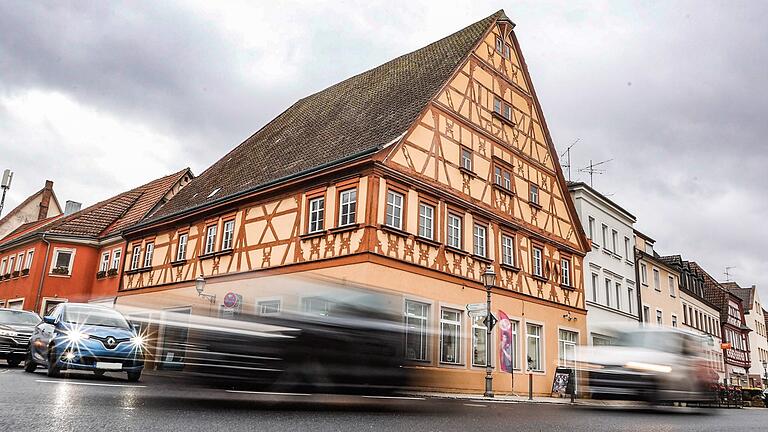 Das Fachwerkgebäude in der viel befahrenen Haßfurter Hauptstraße ist seit Jahren Aufregerthema. Das Fachwerkgebäude in der viel befahrenen Haßfurter Hauptstraße ist seit Jahren Aufregerthema.