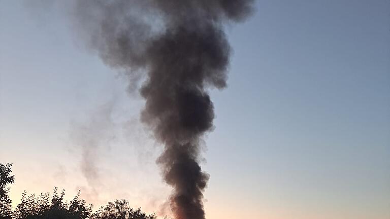 Eine riesige Rauchwolke war am Donnerstagabend, 6. Juli, über Kleinlangheim zu sehen. Dort brannten Scheune, Haus und Nebengebäude, zahlreiche Feuerwehren waren im Einsatz.