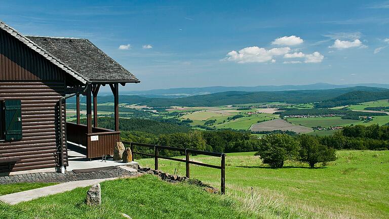 Herrliche Ausblicke über die Rhön bieten sich Wanderern auf dem Hochrhöner. Das Bild zeigt den Ausblick von der Dermbacher Hütte auf dem Gläserberg in Thüringen. Herrliche Ausblicke über die Rhön bieten sich Wanderern auf dem Hochrhöner. Das Bild zeigt den Ausblick von der Dermbacher Hütte auf dem Gläserberg in Thüringen.