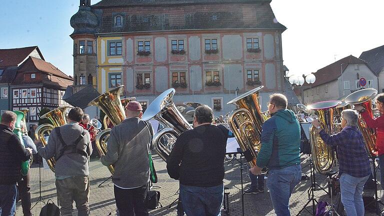 Höhepunkt war die große 'Heavy Metal'-Formation am Marktplatz in Bad Königshofen Höhepunkt war die große 'Heavy Metal'-Formation am Marktplatz in Bad Königshofen