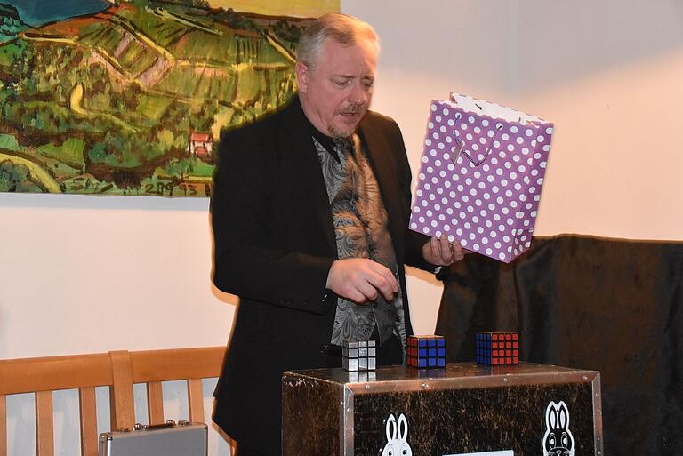 Zauberer Bennini verzaubert seine Zauberwürfel. Zauberer Bennini verzaubert seine Zauberwürfel.
