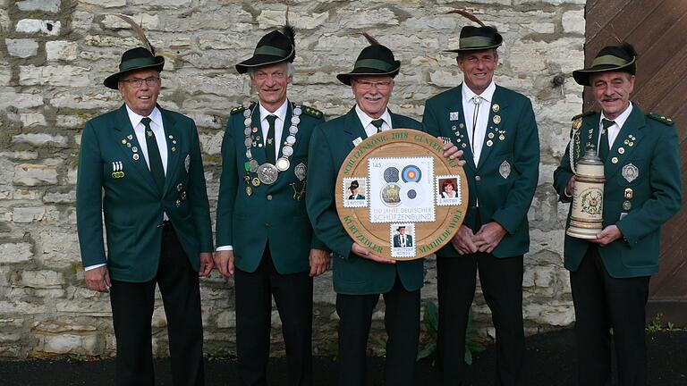 Das Bild zeigt von links: Horst Bathelt, 1. Ritter; Kurt Zedler, &nbsp;1. Schützenmeister und &nbsp;Schützenkönig 2019 mit Schützenkönigskette; Günter Wolf, (alter)&nbsp; Schützenkönig 2018 mit seiner Königsscheibe, die er der SG Zell übergab; Thomas Bathelt, &nbsp;&nbsp;2. Ritter; Gerd Kronewald, &nbsp;2. Schützenmeister, mit dem Gründungskrug der SG Zell von 1891, mit dem der Königstrunk an König und die Ritter gereicht wurde.