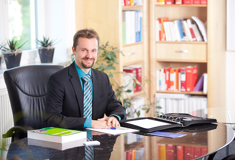 Erfolgreich gegen Corona-Regelungen: Rechtsanwalt Alexander Lang von der Würzburger Kanzlei Steinbock & Partner Würzburg. Erfolgreich gegen Corona-Regelungen: Rechtsanwalt Alexander Lang von der Würzburger Kanzlei Steinbock & Partner Würzburg.