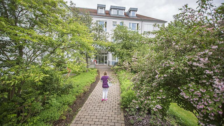 Auf welchem Weg ist das Krankenhaus Ebern? Mit gut 6000 Unterschriften will das Aktionsbündnis 'Rettet unser Krankenhaus' verdeutlichen, dass eine Einschränkung des Leistungsspektrums der falsche Weg wäre. Auf welchem Weg ist das Krankenhaus Ebern? Mit gut 6000 Unterschriften will das Aktionsbündnis 'Rettet unser Krankenhaus' verdeutlichen, dass eine Einschränkung des Leistungsspektrums der falsche Weg wäre.