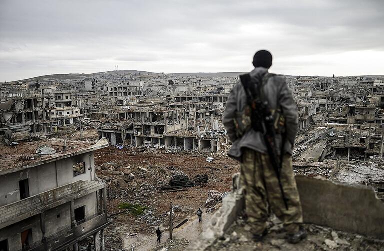 Ein Bild der Zerstörung bietet die kurdische Grenzstadt Kobane zur Türkei im Januar 2015 nach den Angriffen der Truppen des sogenannten Islamischen Staates (IS).&nbsp;