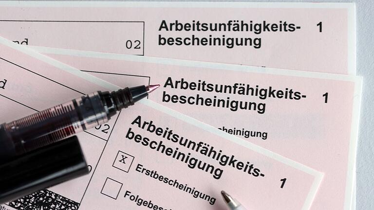 Arbeitsunfähigkeitsbescheinigungen.       -  In Bayern ist der Arbeitsausfall durch psychische Erkrankungen gestiegen. (Symbolbild)