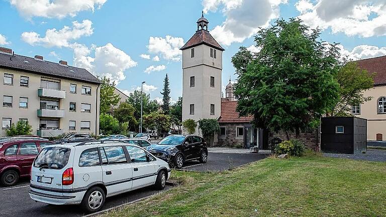 Als nicht besonders einladend empfinden nicht nur die zuständigen Architekten aus Erlangen den Parkplatz vor dem Bürgerhaus in Oberndorf. Bei der nun im Ferienausschuss vorgestellten Planung würde er verkleinert, der gesamte Platz so umgestaltet, dass man sich als Besucher wohlfühlt und länger bleibt. Als nicht besonders einladend empfinden nicht nur die zuständigen Architekten aus Erlangen den Parkplatz vor dem Bürgerhaus in Oberndorf. Bei der nun im Ferienausschuss vorgestellten Planung würde er verkleinert, der gesamte Platz so umgestaltet, dass man sich als Besucher wohlfühlt und länger bleibt.