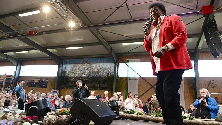 Showtime bei der Frühjahrsmesse von Landtechnik Müller. Roberto Blanco hatte mit seinen Gute-Laune-Songs das Publikum schnell auf seiner Seite. Showtime bei der Frühjahrsmesse von Landtechnik Müller. Roberto Blanco hatte mit seinen Gute-Laune-Songs das Publikum schnell auf seiner Seite.