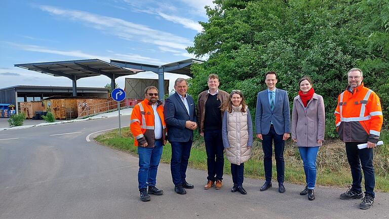 Die Landkreise Schweinfurt und Main-Spessart bekräftigten im Abfallwirtschaftszentrum Rothmühle ihre Zusammenarbeit. Im Bild (von links) Stephan Orzol (stellv. Leiter AWZ), Franz-Josef Sauer (Bürgermeister Arnstein), Thomas Fackelmann (Leiter Abfallwirtschaft Landratsamt Schweinfurt), Landrätin Sabine Sitter, Landrat Florian Töpper, Jana Mai (Abteilungsleiterin Umwelt und Bau am Landratsamt Schweinfurt) und AWZ-Leiter Heiko Glöckler.