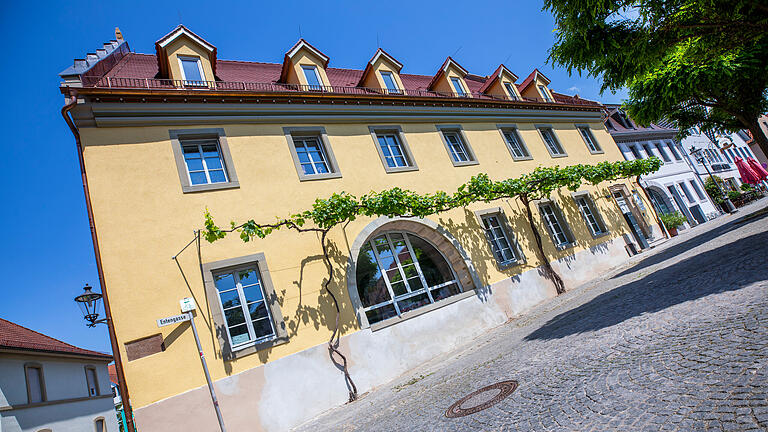 Die Sanierung des früheren Gasthofs 'Schwane' in Gerolzhofen ist in der Endphase. Das Ergebnis lässt sich sehen, nicht nur im historischen Hauptgebäude, sondern auch im rückwärtig gelegenen Bettentrakt des einstigen Hotelbetriebs, wo Wohnungen entstehen.